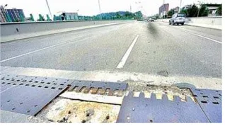 Figure 3. Failure of the comb-plate expansion joint in Tang-Min Bridge, China in which the right plate popped up because of the failure of the anchor bolts 