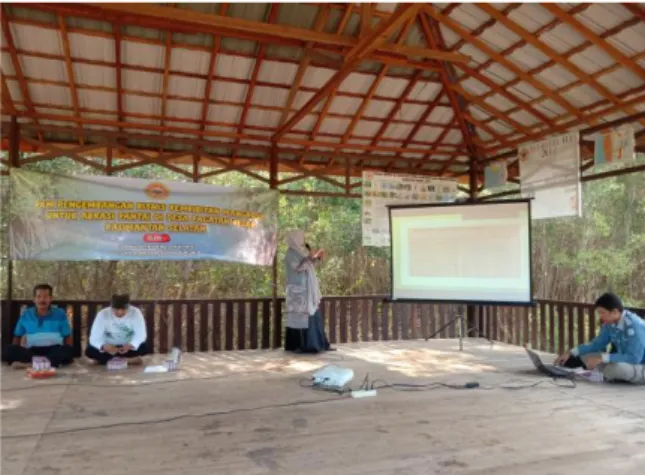 Gambar 2.  Pengisian kuisioner sebelum penyuluhan  Penyuluhan  dan  pelatihan  (Gambar  3a  dan  3b)  kegiatan PkM ini mencapai keberhasilan karna 2 hal