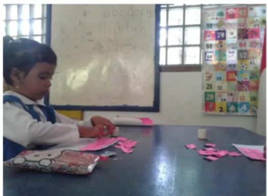 Gambar  3.  anak  sedang  menempel  kartu  huruf 