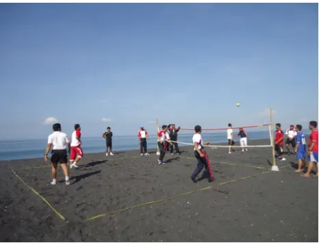Gambar 07 Peserta  pelatihan bermain sepak takraw pantai  