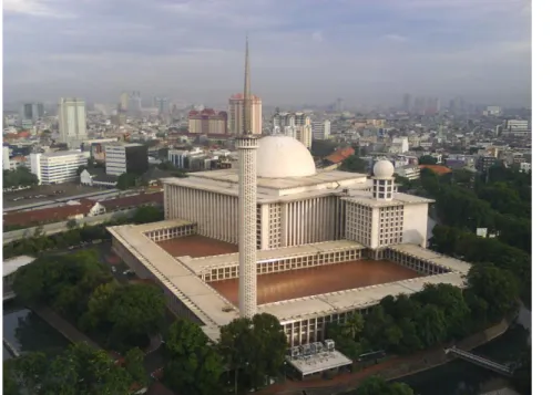 Gambar 2. Penampakan dari keseluruhan bangunan Masjid Istiqlal Jakarta  Sumber : riaubook.com