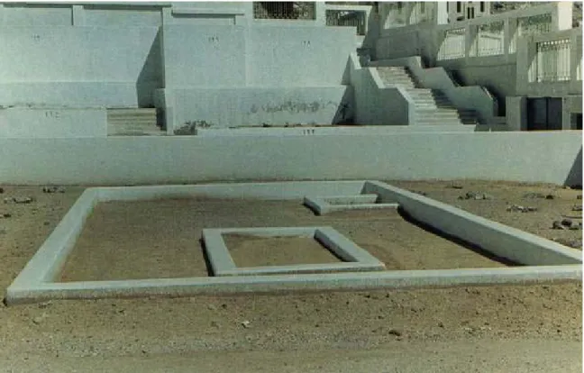 Foto di atas ini adalah makam Sayyidah Khadijah as (yang besar) dan putra  Rasulullah saw Qasim (yang kecil) di sudut