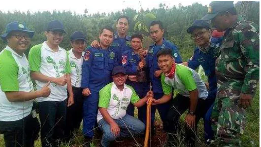 Gambar 1. Kepala Pabrik PT. TIV Cianjur bersama dengan tim relawan CSR pada program restorasi hutan