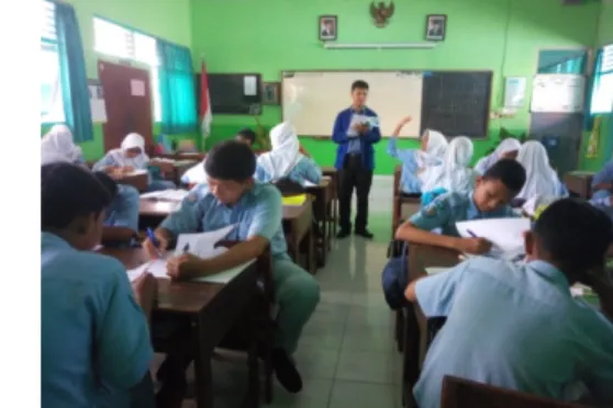 Gambar 1. Siswa menerima LKS  Gambar 2. Siswa dibimbing  mengerjakan LKS