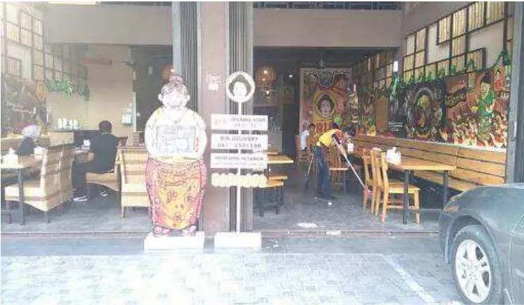 Gambar 12. Foto di depan Restoran Ayam Penyet Ria 