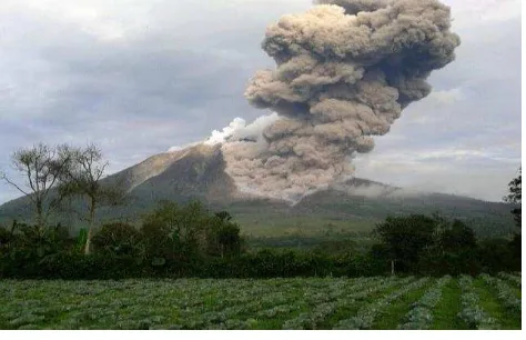 Gambar 2.1 Erupsi Gunung Sinabung 31 Desember 2013 