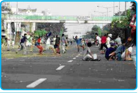 Gambar 6.2 Tawuran antar pelajar di daerah Matraman, Jakarta pada tanggal 13 Juli 2000 [TEMPO / M