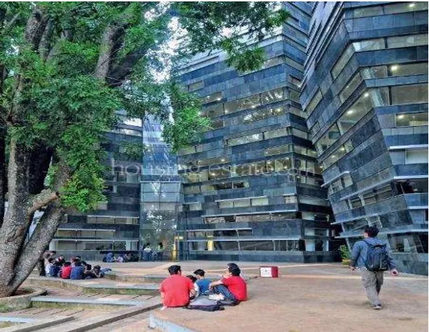 Gambar 4. Ruang Taman Lingkar Perpustakaan Universitas Indonesia menciptakan Kesempatan Sosial 