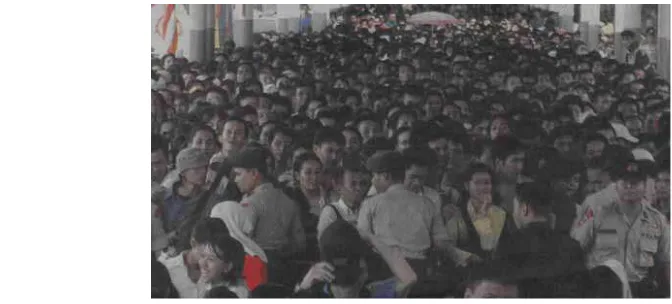 Gambar 13.4. Ribuan pencari kerja antre untuk dapat masuk Pameran Bursa Kerja Nasional  yang 