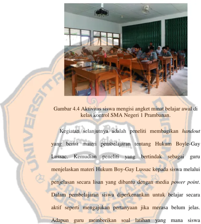 Gambar 4.4 Aktivitas siswa mengisi angket minat belajar awal di  kelas kontrol SMA Negeri 1 Prambanan