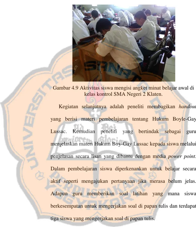 Gambar 4.9 Aktivitas siswa mengisi angket minat belajar awal di  kelas kontrol SMA Negeri 2 Klaten