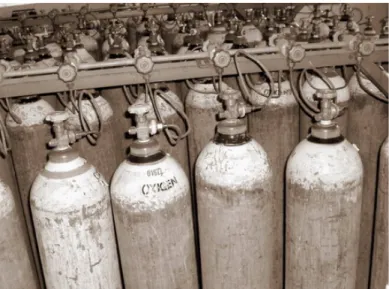 Gambar 3.3 Proses pengisian botol oksigen di filling station  (Sumber: CV Surya Medika)  