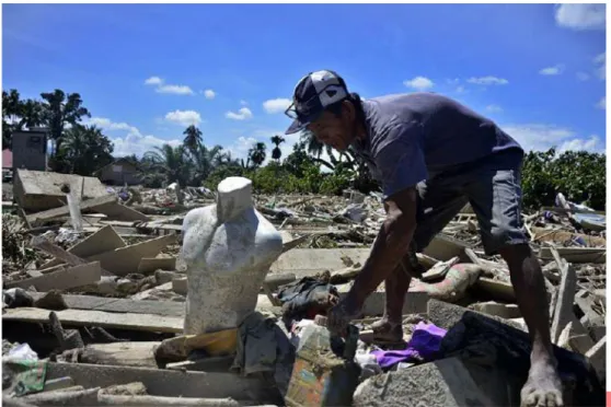 Figure 1 Warga mencari barangnya pasca banjir bandang di Desa Radda,  Kabupaten Luwu Utara, Sulawesi Selatan, Minggu (19/7/2020)
