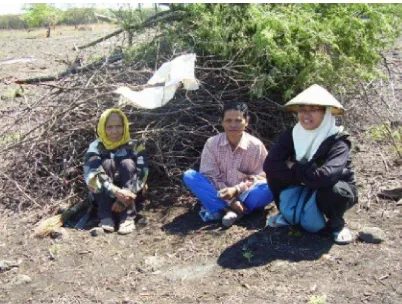Gambar (Figure) 5.  Wawancara dengan masya-rakat penebang pohon Acacia nilotica (Inter-viewing with community of cutting trees of A