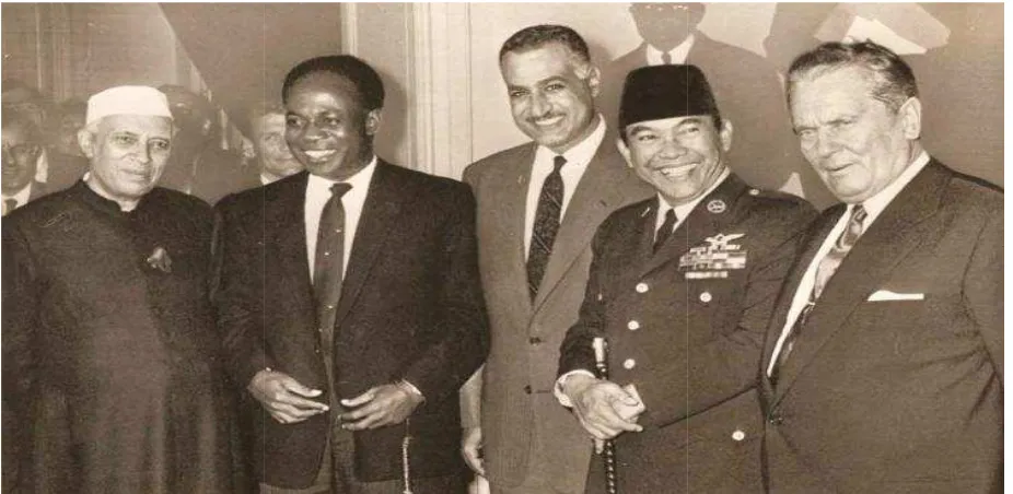 Gambar i: Bung Karno dan para pemimpin negara lain. Dari kiri: Nehru (India), Nkrumah (Ghana),Gamal Abdul Nasser (Mesir), Sukarno (Indonesia), dan Tito (Yugoslavia)M