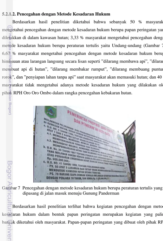 Gambar 7  Pencegahan dengan metode kesadaran hukum berupa peraturan tertulis yang  dipasang di jalan masuk menuju Gunung Panderman 