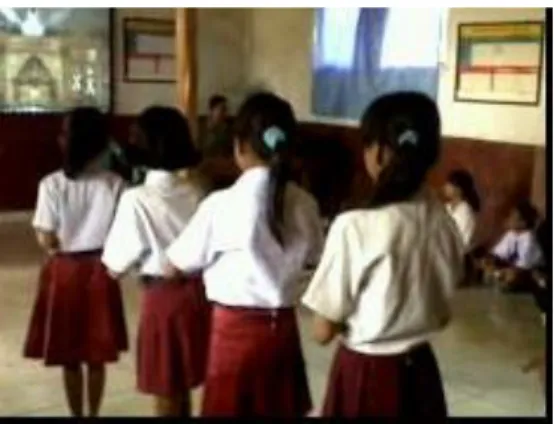 Gambar 4.4 Pembelajaran di kelas siswa memperagakan gerak tari  sesuai dengan video tari sigeh penguten 