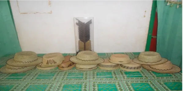 Gambar 18. Proses pembuatan kopiah keranjang sapeo (koboi) (Titik Mustikowati, Juli 2012)