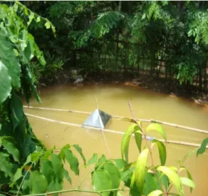 Gambar 2. Pengambilaan sampel gas panas bumi  di kolam matair panas menggunakan   corong stainless steel 