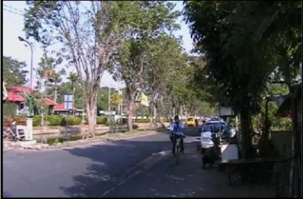 Gambar 8. Parkir Tepi Jalan Pada Ruas Jl. Arief  Rachman  Hakim (Sumber:  Hasil Survey)