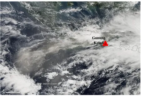 Gambar 1.3. Citra satelit Aqua MODIS untuk persebaran tefra jatuhan Gunung Kelud erupsi  Februari 2014 (Website Balai Penelitian dan Observasi Laut, 2014) 