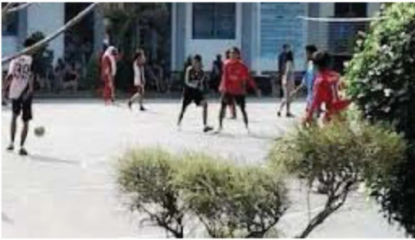 Gambar 1.5: Tampak para siswa bermain futsal bersama 