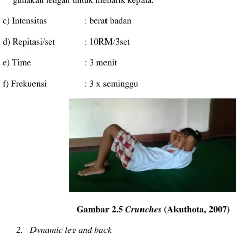Gambar 2.5 Crunches (Akuthota, 2007)  2.  Dynamic leg and back 
