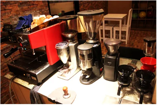 Gambar 4 : berbagai alat peracik kopi, kafe Wijikopi  Sumber : Foto outlet dalam kafe Wijikopi 