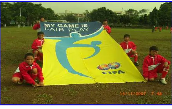 Gambar 2. Bendera Fair Play dibentang sebelum pertandingan sepakbola, agar pemain yang bertanding berlaku jujur dan patuh pada wasit dan peraturan pertandingan