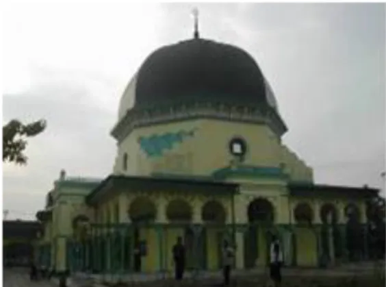 Gambar  2.  Masjid  Raya  baiturrahman,  2  kubah  tambahan  dibangun  pada  1935  oleh  Belanda  dan  kubah-kubah  lainnya  dibangun  oleh  pemerintah  Indonesia pada 1967