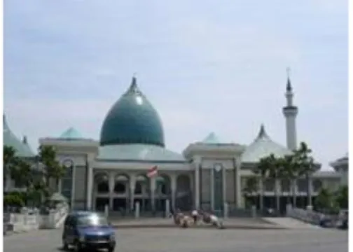 Gambar  9.  Masjid  Agung  Surabaya,  kombinasi  atap  kubah dan atap tumpang (Sumber: penulis) 