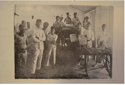 Figure 2. SH/Api and VSTP printing staff in the printing office, left to right: Oesin (12), Partondo (head Manifestoof printing and administration) (1), Bibit (11), Doeldjalil (10), Markimin (9), Djaspan (8), No-ong (7), Koming (6), Satiman (5), Drachman (