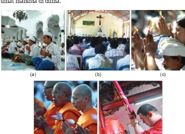 Gambar 2.5 Umat beragama sedang melaksanakan ibadah menurut agamanya, Umat Islam 