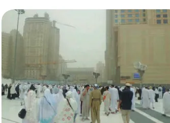 Gambar 5.10. Suasana jamaah menuju Masjidil Haram Mekah