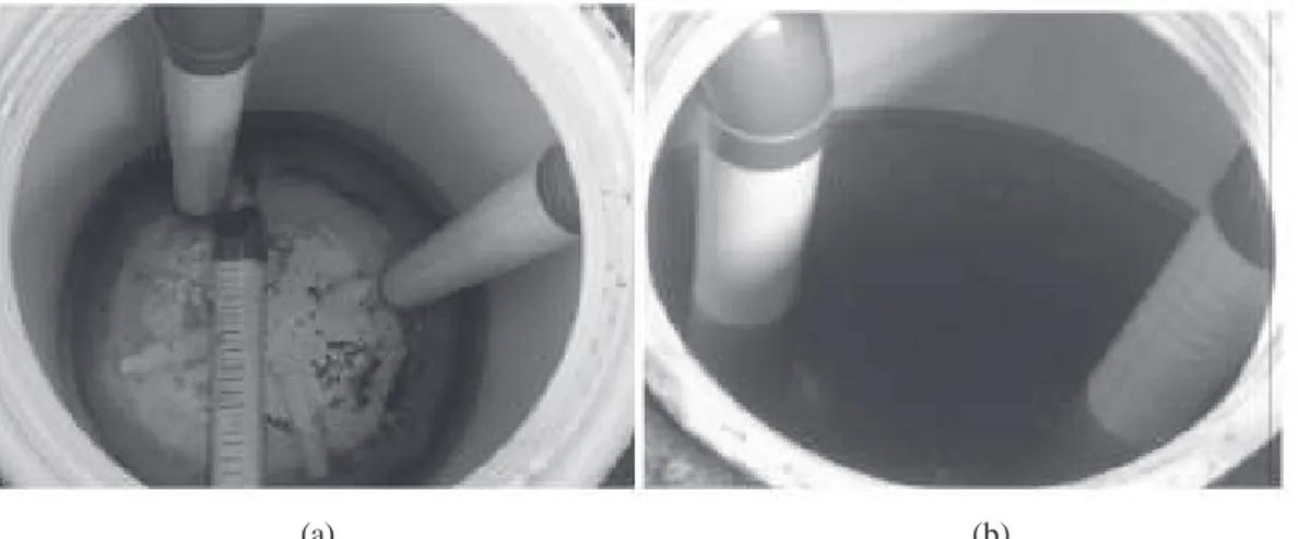 Gambar 3. (a) Pengecekan tangki biofilter pada tanggal 5 Oktober 2013; (b) Tangki pertama biofilter yang sudah terisi hingga 2/3 bagian