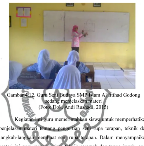 Gambar 4.12. Guru Seni Budaya SMP Islam Al Ittihad Godong  sedang menjelaskan materi 