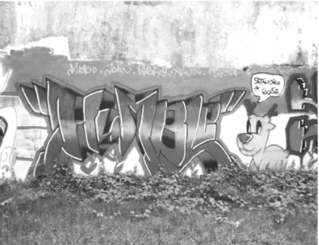 Gambar 1. Graffiti kelompok ”Humble” di tem- tem-bok Jl. Margorejo, Surabaya      