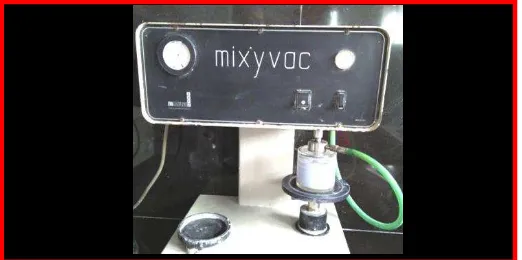 Gambar 3.13 Aquabidestilata dan bubuk gips tipe III    dicampur dengan menggunakan vacuum   mixer selama 30 detik 