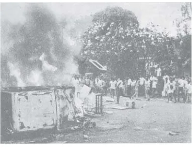 Gambar 2.4. Suasana demonstrasi menentang Ma-laysia, September 1963 akibat konflik politik Indone-sia dan Malaysia