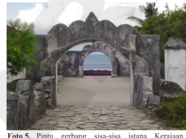 Foto 5. Pintu gerbang sisa-sisa istana Kerajaan  Amarsekaru di Pulau Gorom. (Sumber: Dok