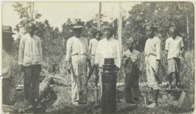 Gambar 6. W.H. Greve saat mengunjungi  penemuan sumur minyak  di Seram timur pada tahun 1910