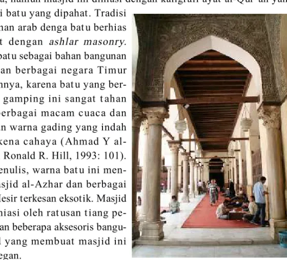 Gambar III: Kaligrafi ayat-ayat al-Qur’an berbahan dasar batu yang dipahat pada lorong-lorong masjid