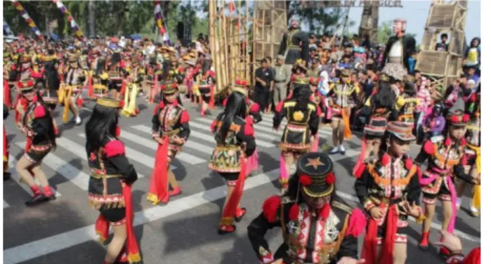 Gambar 1. Pawai Pembukaan Festival Kesenian Yogyakarta yang Melibatkan  Berbagai Komunitas 
