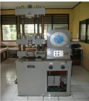 Gambar 11. Universal Testing Machine 