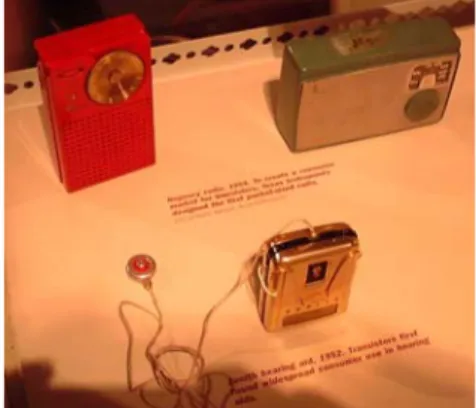 Gambar 2.12 Regency transistor radio 1954 (TL), Zenith transistor bantuan  pendengaran 1952, dari Smithsonian NMAH 