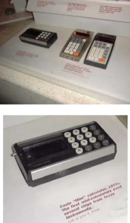 Gambar 2.24 Kalkulator transistor pertama - Casio &#34;Mini&#34; menggunakan chip  dari TI (left); TI SR-10 kalculator menunjukkan circuit dalam casing  transparans, menggunakan chip tunggal 1972, dari Smithsonian NMAH 