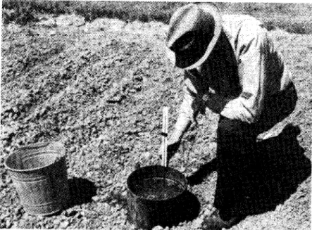 Gambar  5-9.  suatu  silinder  yang  sedang  dipakai  untuk  mengukur  laju  pemasukan  tanah.