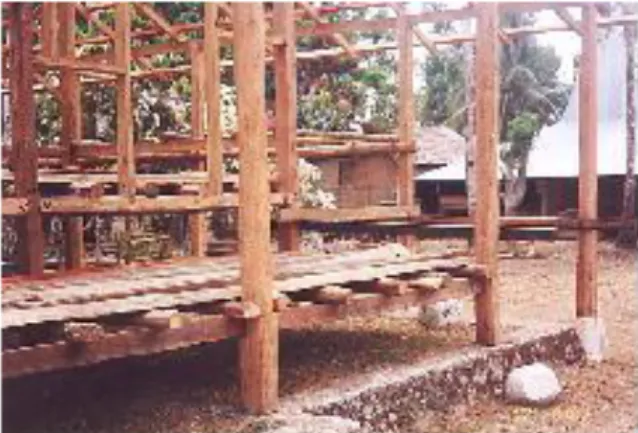 Gambar 4. Renovasi rumah adat dengan pondasi  umpak berbahan beton bertulang, balok kayu sebagai  rangka atap, kolom penunjang, dan sambungan dengan 