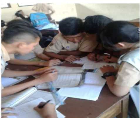 Gambar  2 Siswa berdiskusi kelompok 
