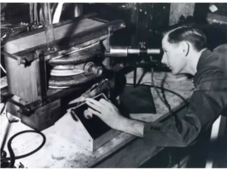 Gambar 1. Donald Kerst dengan mesin betatron pada tahun 1940.